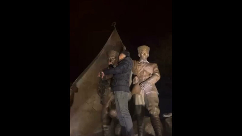 Bursa'nın İnegöl ilçesinde Atatürk ve silah arkadaşlarının tasvir edildiği anıta