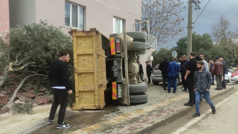 Bursa’nın Orhangazi ilçesinde Fındıklı yolu üzerinde içerisinde harfiyat malzemesi yüklü