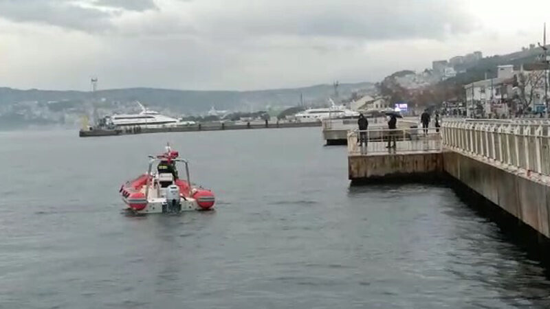 Bursa Mudanya’da balık tutarken denize düştü! Bursa’nın Mudanya ilçesinde sahildeki iskeleden balık tutarken denize düşen adamı,