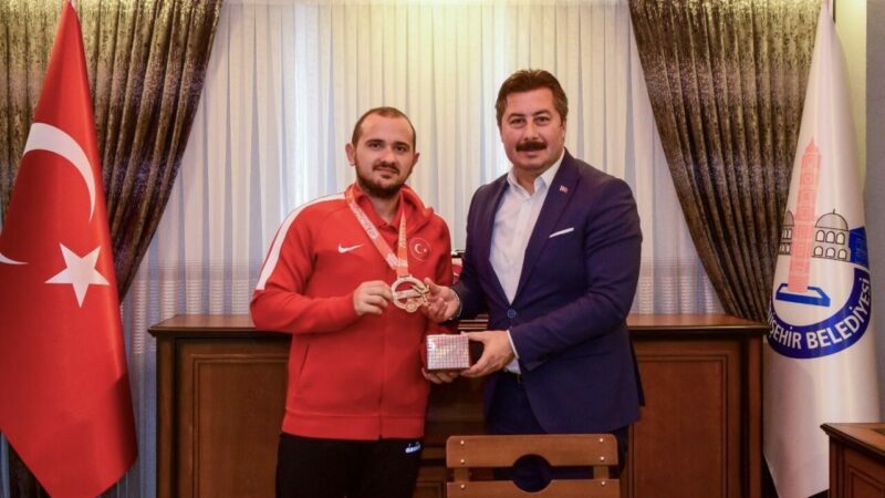 34. Uluslararası Boğaziçi Karate Turnuvası’nda Türkiye Şampiyonu olan Yenişehir Belediyespor