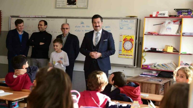 Başkan Ercan Özel, küçük başkan adayının isteğini geri çevirmedi Bursa Yenişehir Belediye Başkanı Ercan Özel, Akçeşme İlköğretim Okulu’nda Sınıf
