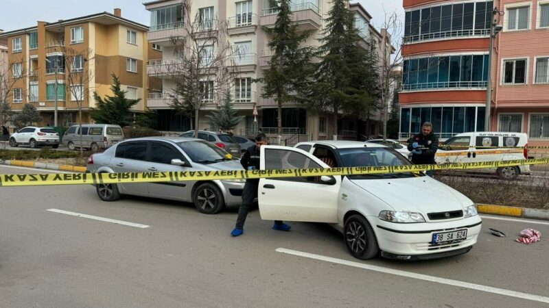 Aksaray'da çıkan bıçaklı kavgada ağır yaralanan kişi hastaneye kaldırıldı.