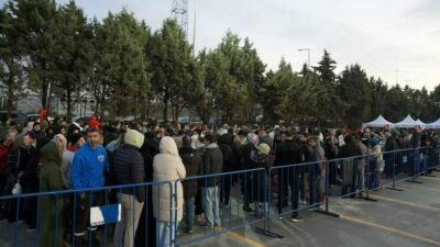 Bin TL’lik hediye çeki izdihamı: Geceden çadır kurdular