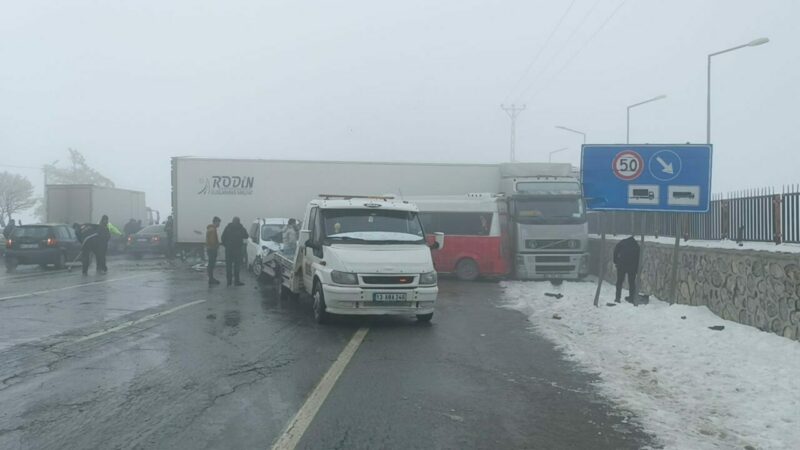 Bitlis'in Tatvan ilçesinde 23 aracın karıştığı zincirleme trafik azasında ilk