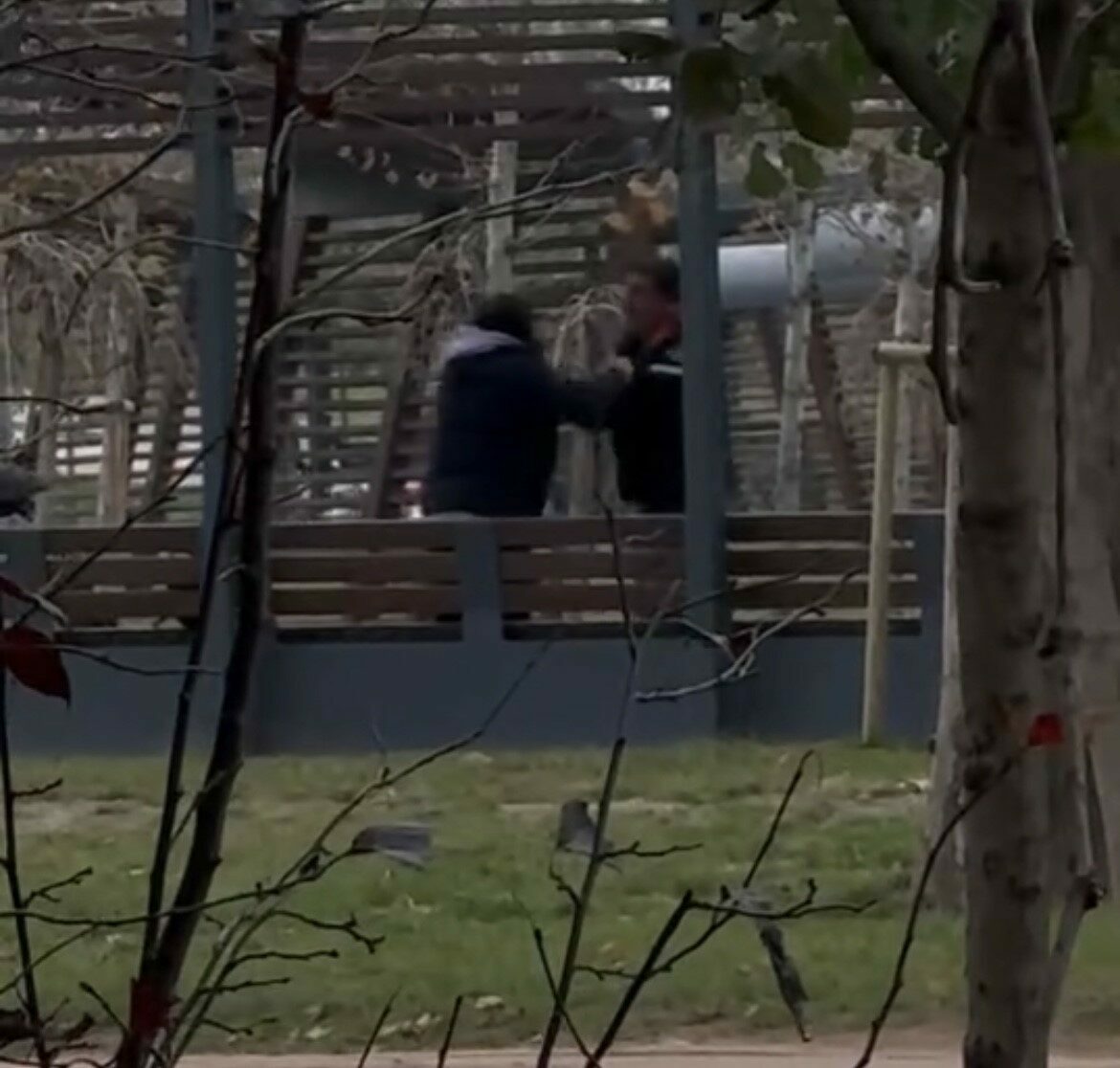 Görüntüler Bursa’dan: Bu kez erkeğe şiddet kamerada!