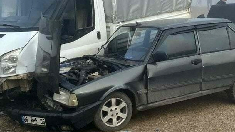 Bursa’da kamyonet ile otomobil çarpıştı Bursa’da kamyonet ile otomobil çarpıştı