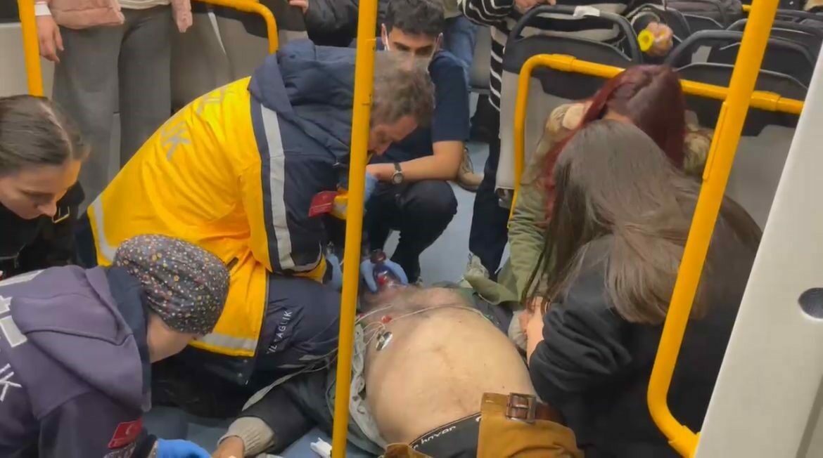 Bursa metrosunda panik anları! Kalp krizi geçirdi, vatandaşlar seferber oldu Bursa metrosunda panik anları! Kalp krizi geçirdi, vatandaşlar seferber oldu
