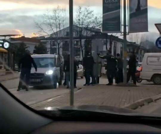 Bursa’nın İnegöl ilçesinde trafikte yol verme nedeniyle çıkan kavga, amatör
