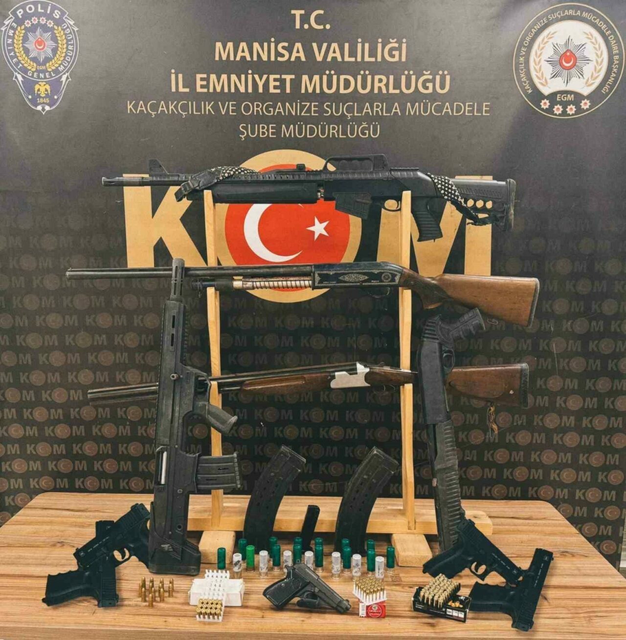 Bursa ve Manisa’da silah tacirlerine operasyon! Çok sayıda gözaltı Bursa ve Manisa’da silah tacirlerine operasyon! Çok sayıda gözaltı