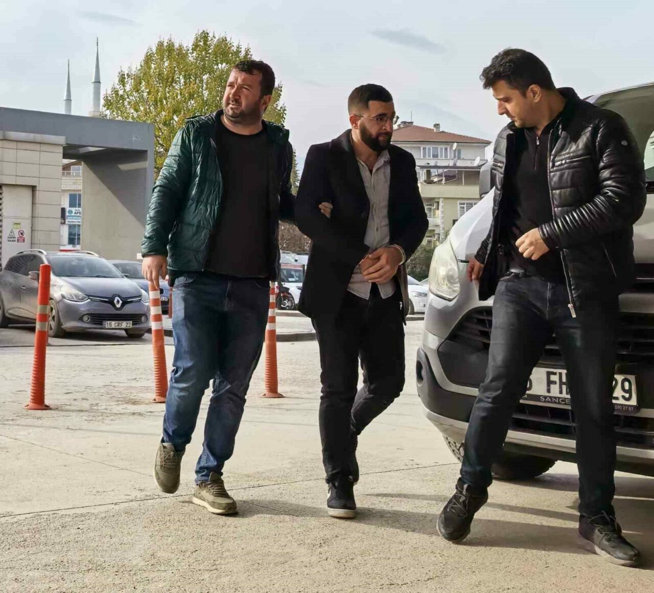 Bursa’da 15 yıl kesinleşmiş hapis cezalı hükümlü yakalandı Bursa’da 15 yıl kesinleşmiş hapis cezalı hükümlü yakalandı