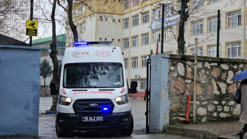 Bursa’da okulda gıda zehirlenmesi: Çok sayıda öğrenci hastanelik oldu Bursa'nın Orhangazi ilçesinde bir okulda düzenlenen etkinlikte yediklerinden rahatsızlandığı