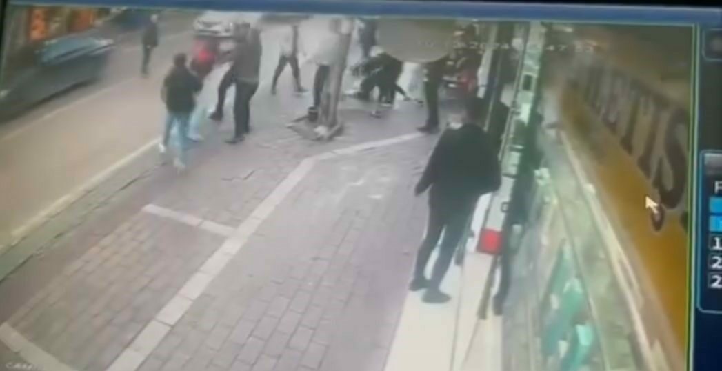 Bursa’da alacak kavgası! Yumruklar havada uçuştu Bursa’da alacak kavgası! Yumruklar havada uçuştu