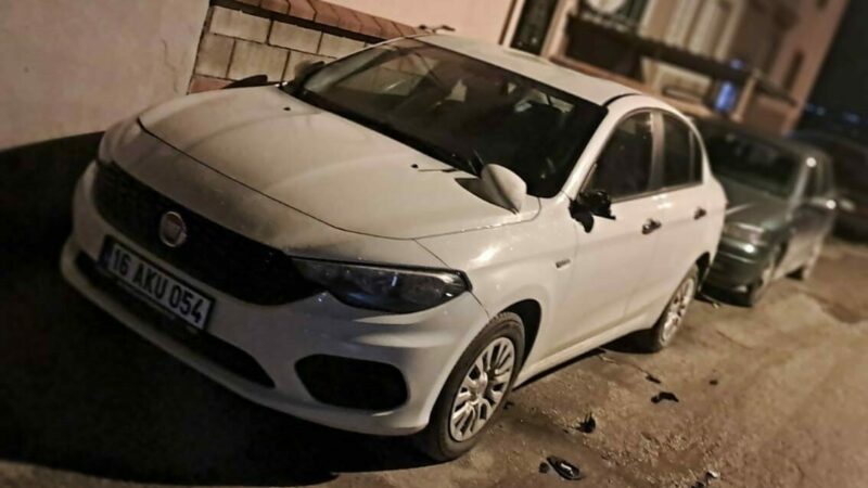 Bursa’nın İnegöl ilçesinde alkollü tır sürücüsü, sokaktaki 9 araca çarptı.1.