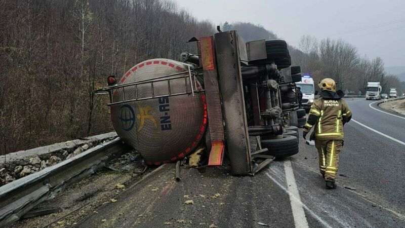 Bursa'nın İnegöl ilçesinde karşı şeride geçen asit yüklü tanker devrildi.