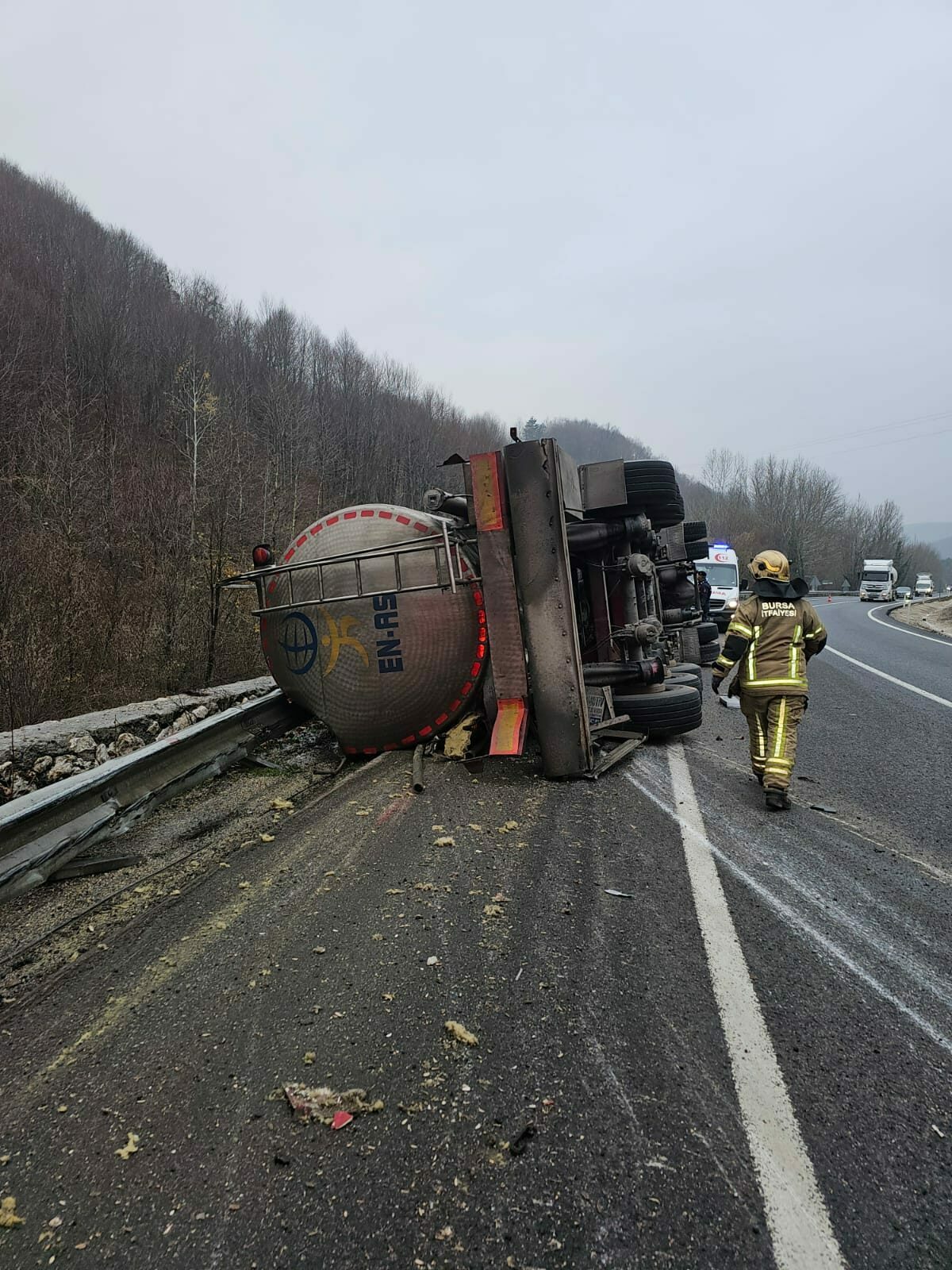Bursa’da asit yüklü tanker devrildi! Asit dereye karıştı Bursa’da asit yüklü tanker devrildi! Asit dereye karıştı
