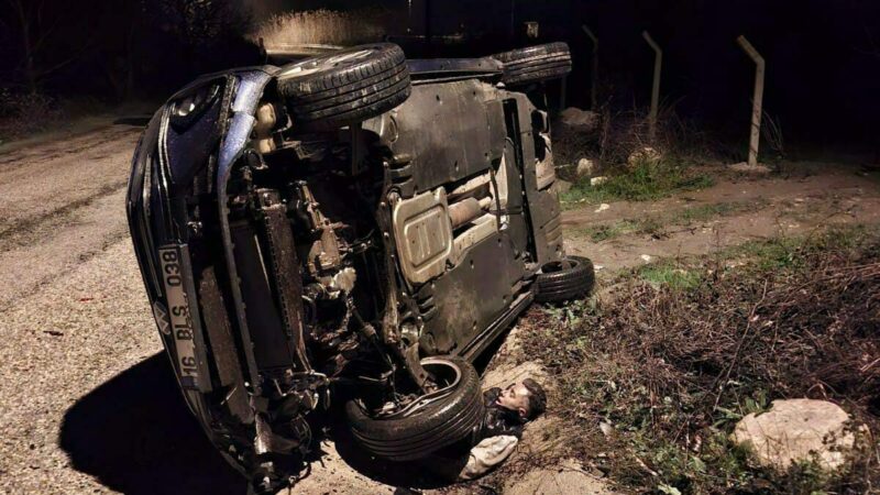 Bursa'nın Kestel ilçesinde aydınlatma direğine çarpan otomobilin sürücüsü hayatını kaybetti.