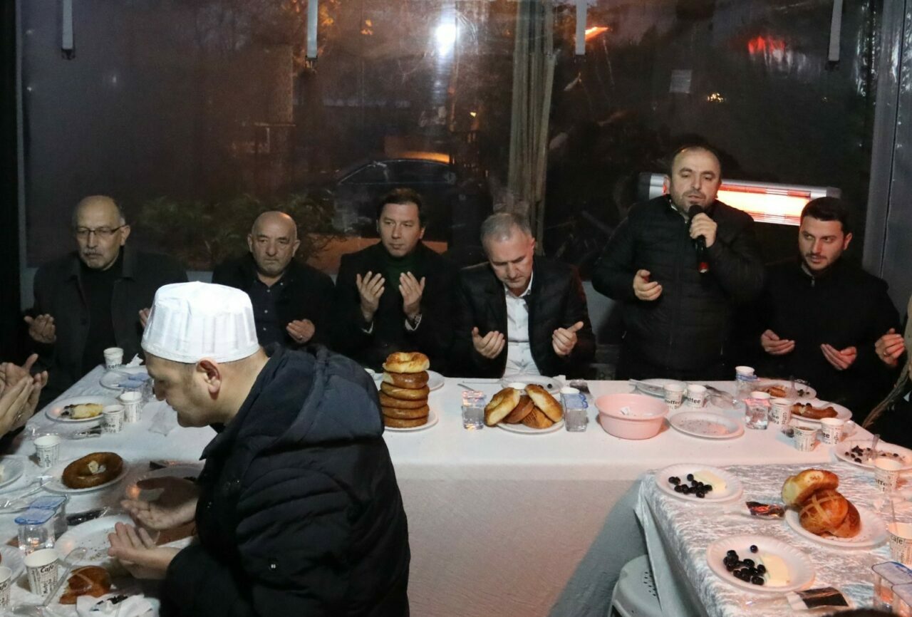 Bursa’da ”Bereket Sofrası” kuruldu Bursa’da ”Bereket Sofrası” kuruldu