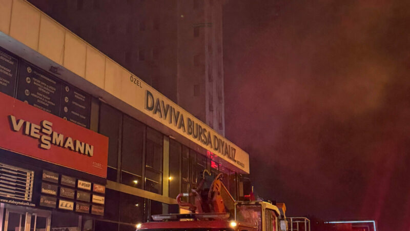 Bursa'nın Osmangazi ilçesinde, 10 katlı iş hanının çatısında çıkan yangın