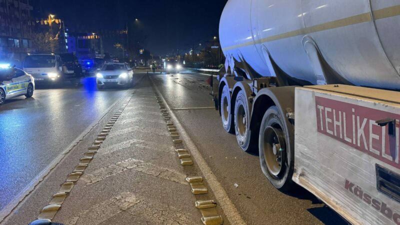 Bursa'nın Nilüfer ilçesinde otomobilin tankere çarpması sonucu 2 kişi yaralandı. Alınan