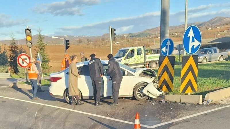 Bursa’da feci kaza: 1 ölü, 1 yaralı Bursa'nın Yenişehir ilçesinde iki otomobilin karıştığı trafik kazasında 1 kişi