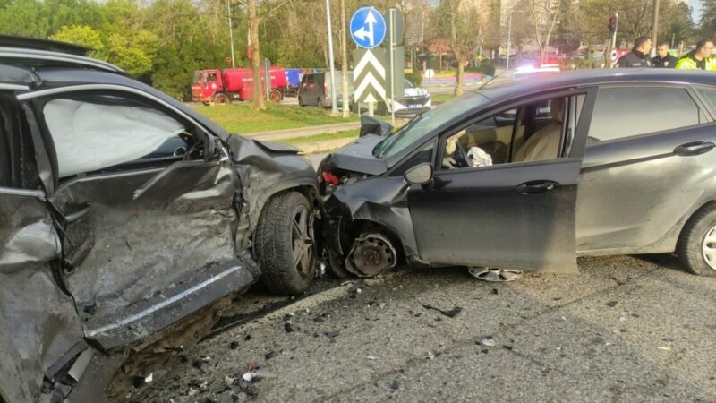 Bursa’nın Orhangazi ilçesinde bir otomobilin başka bir otomobile çarpması nedeniyle