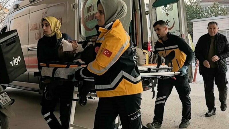 Bursa’da yolun karşısına geçerken otomobilin çarptığı yaşlı adam ağır yaralandı.
