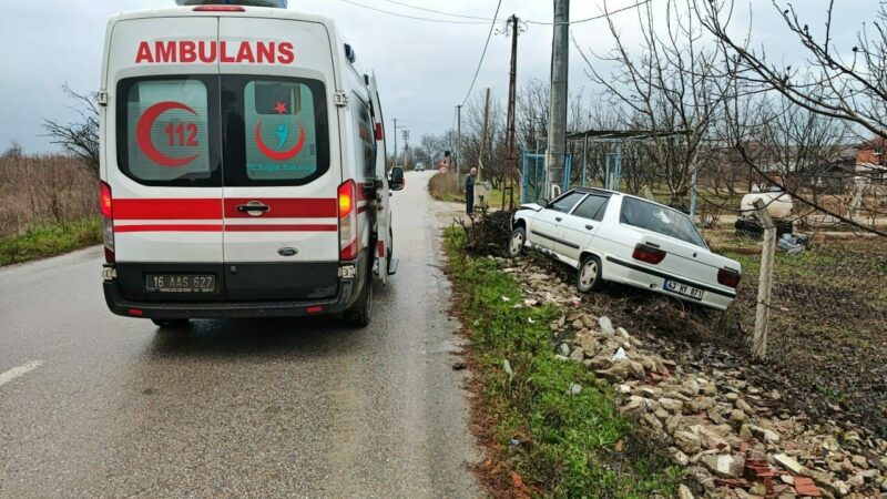 Bursa'nın İnegöl ilçesinde otomobilin direğe çarpması sonucu 2 kişi yaralandı.