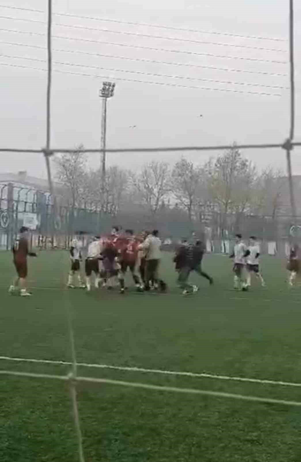 Bursa’da futbolcular birbirlerine girdi! Yumruklar havada uçuştu Bursa’da futbolcular birbirlerine girdi! Yumruklar havada uçuştu