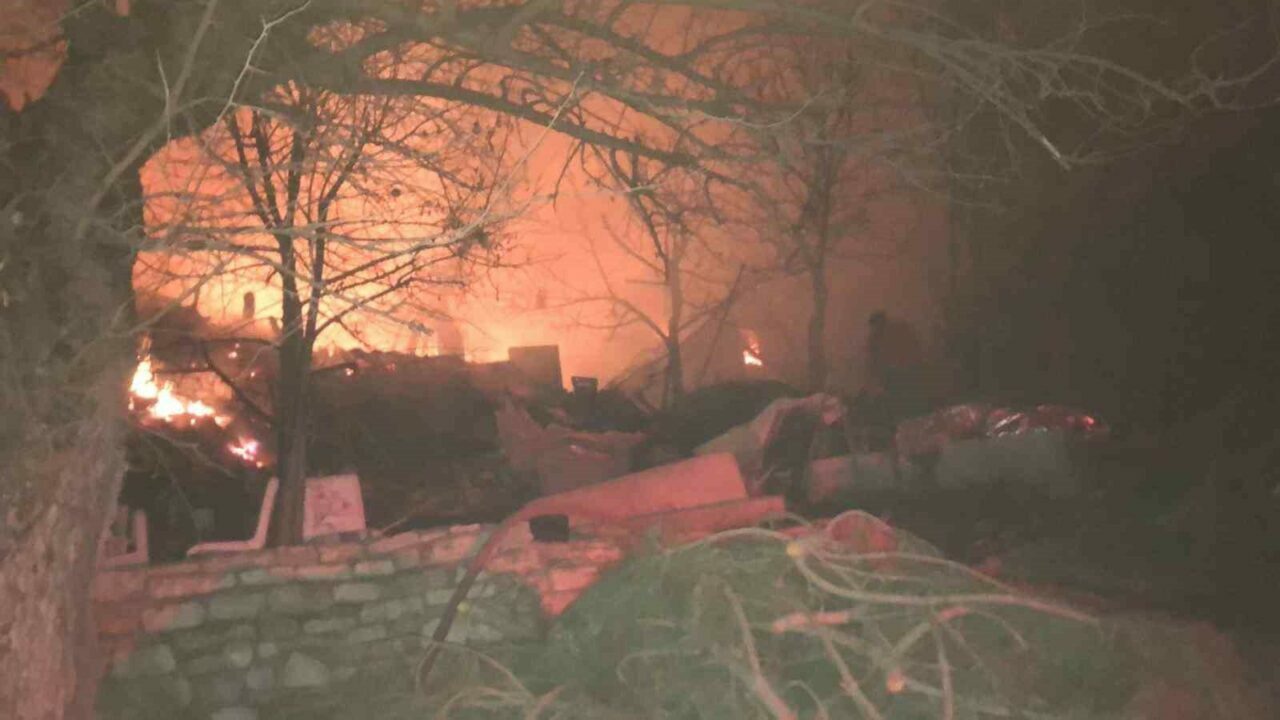 Bursa’da geceyi alevler aydınlattı! İçerde mahsur kaldılar…