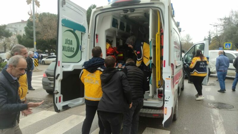 Bursa'nın Orhangazi ilçesinde hafif ticari araca çarpan motosikletteki 2 kişi