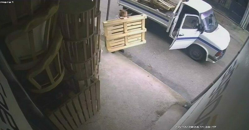 Bursa’nın İnegöl ilçesinde kamyonetle gelen 2 kişi, bir iş yeri