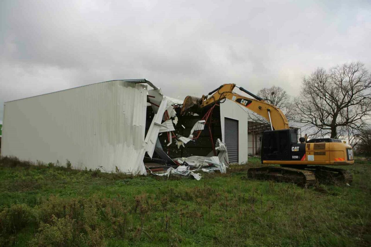 Bursa’da iki kaçak yapı daha yıkıldı