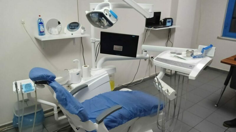 Bursa'nın Osmangazi ilçesinde polis ekipleri kaçak diş kliniğini mühürledi.