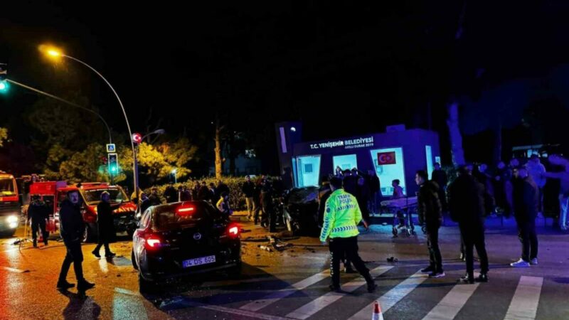 Bursa’nın Yenişehir ilçesinde iki otomobilin kafa kafaya çarpıştığı kazada 2