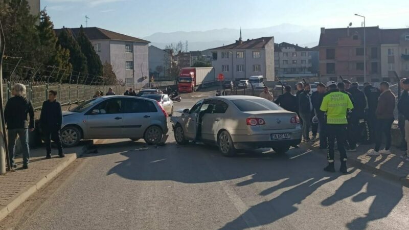 Bursa'nın İnegöl ilçesinde iki otomobilin kafa kafaya çarpıştığı kazada, 4