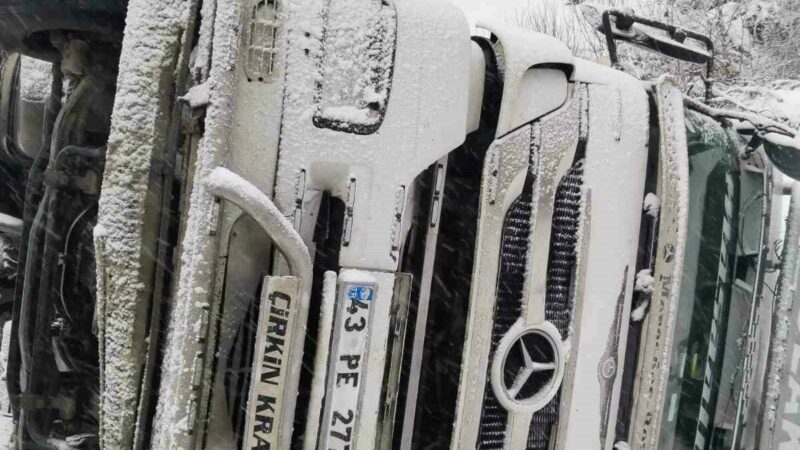 Bursa’nın İnegöl ilçesinde kar yağışı sebebiyle kayarak yoldan çıkan tır