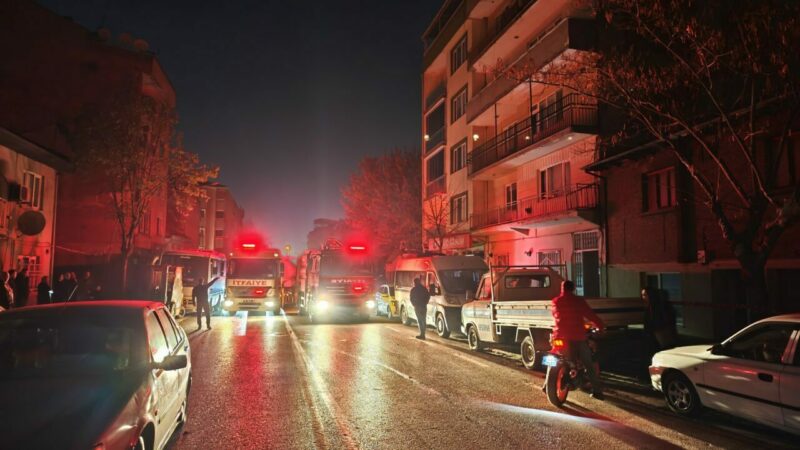 Bursa'nın İnegöl ilçesinde 5 katlı binanın çatısında çıkan yangın ekiplerce