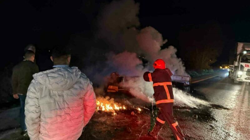 Bursa’nın İnegöl ilçesinde mobilya taşıyan kamyonet alevlere teslim oldu.