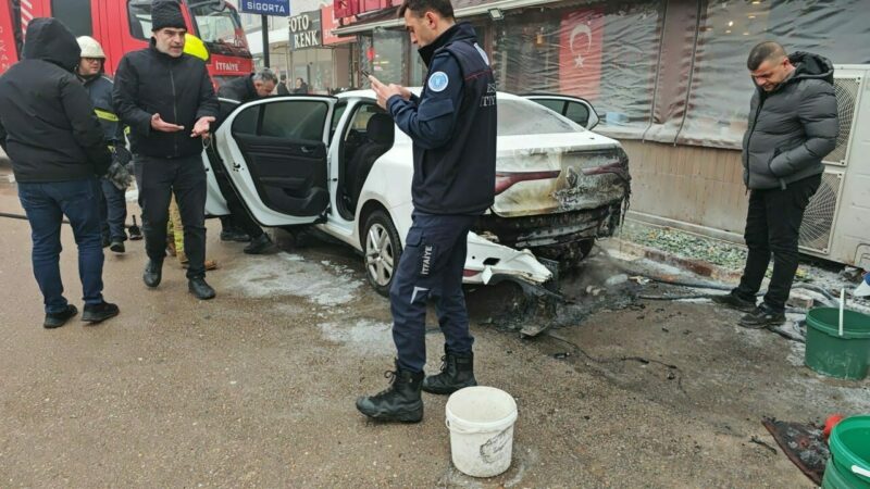 Bursa'nın İnegöl ilçesinde çıkan yangında bir otomobil zarar gördü.