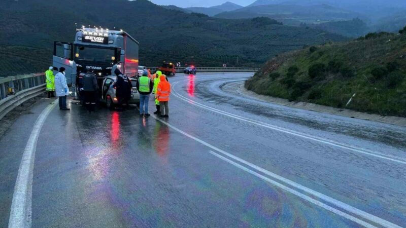 Bursa’nın İznik ilçesinde TIR ile karşı şeritten gelen otomobilin kafa