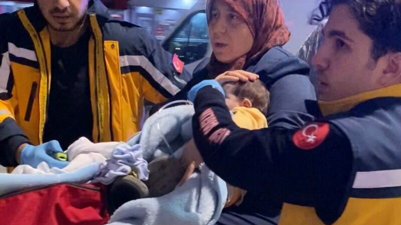 Bursa'nın İnegöl ilçesinde nefes borusuna mama kaçan 1,5 aylık bebek,