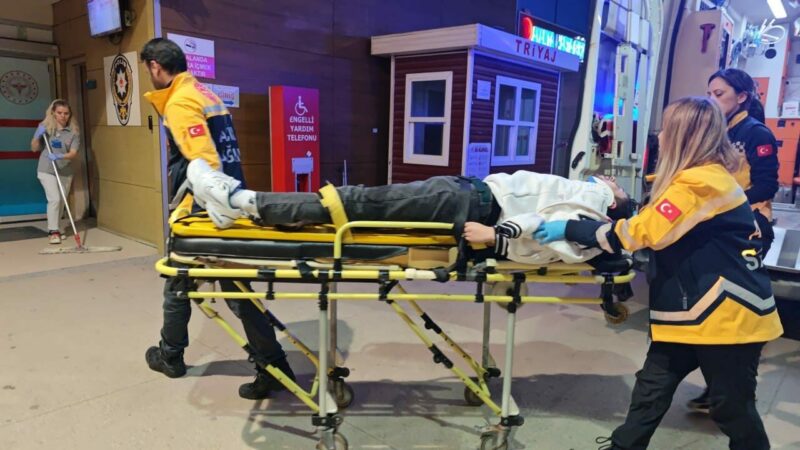 Bursa'nın İnegöl ilçesinde, park halindeki otomobile çarpan motosikletin sürücüsü yaralandı.