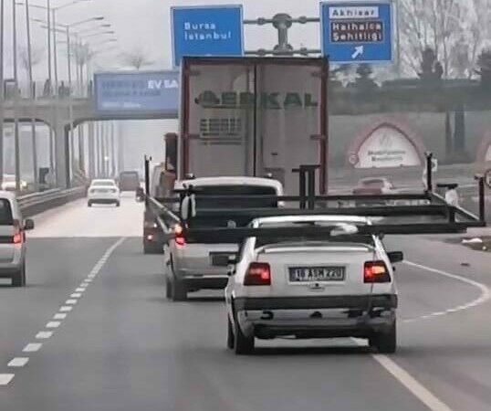 Bursa’nın İnegöl ilçesinde otomobilin üzerinde dev demir taşıyan sürücü şoke
