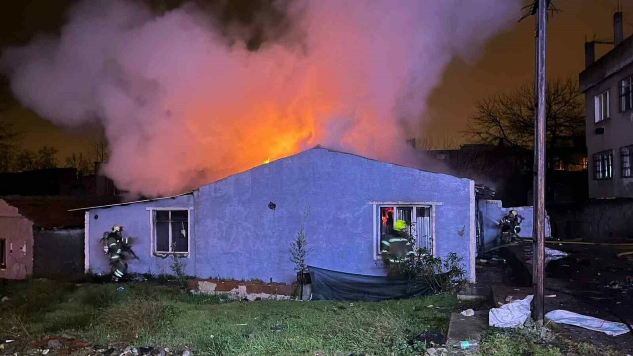 Bursa’da tek katlı evde çıkan yangın geceyi aydınlattı