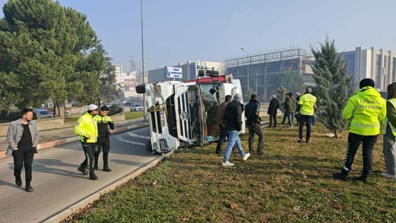 Bursa'nın İnegöl ilçesinde bir TIR!ın devrilmesi sonucu sürücü hafif yaralandı.