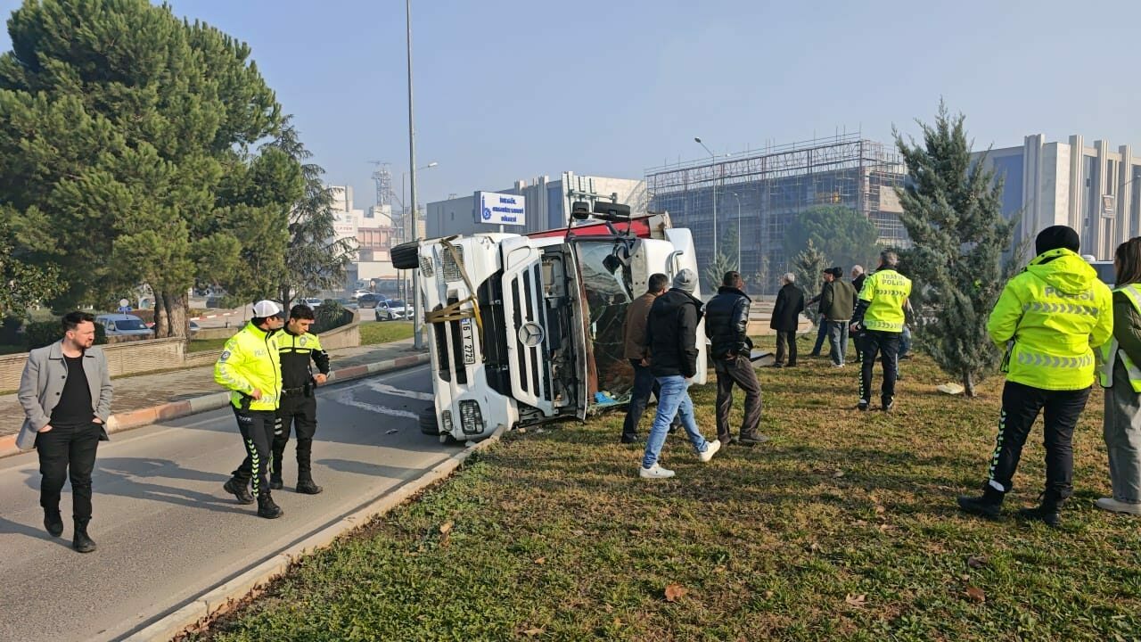Bursa’da TIR devrildi Bursa’da TIR devrildi