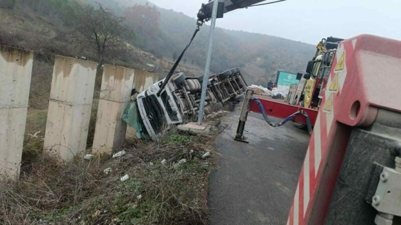 Bursa’nın İnegöl ilçesinde kontrolden çıkan talaş yüklü TIR şarampole devrildi.
