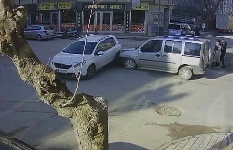 Bursa’da trafik kazası: 2’si çocuk 3 yaralı Bursa’da trafik kazası: 2’si çocuk 3 yaralı