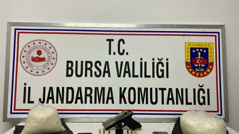 Bursa'nın Gemlik ilçesinde jandarma ekiplerince düzenlenen uyuşturucu operasyonunda 3 zanlı