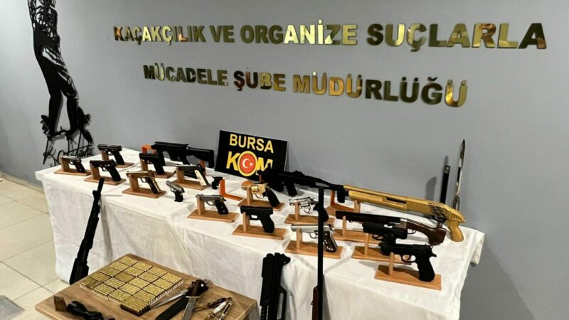 Bursa'da polis ekiplerince düzenlenen operasyonda, yasa dışı silah üretip satışını